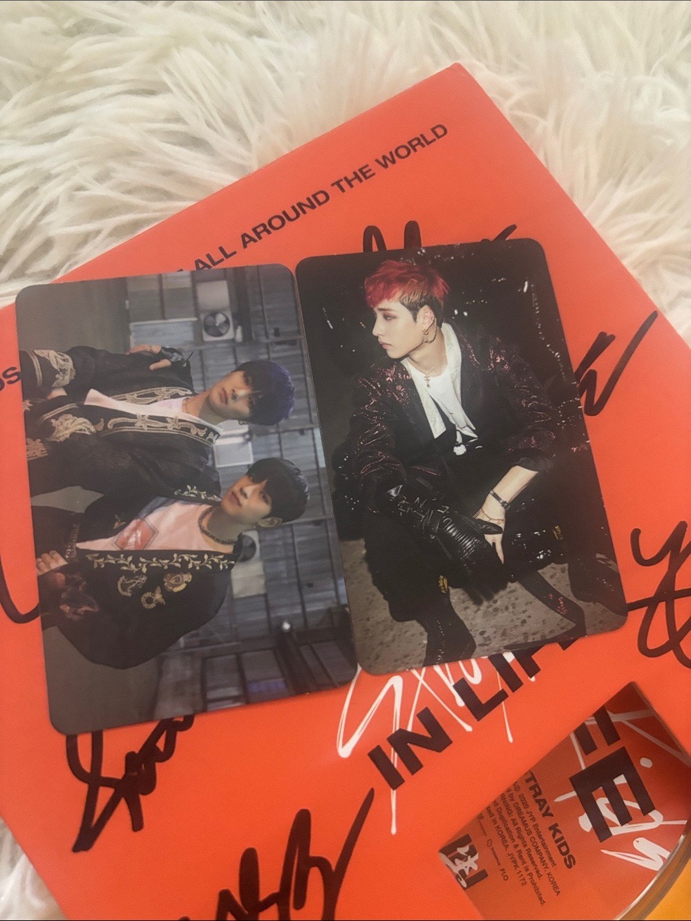 SIGNED stray kids’ album with photocards